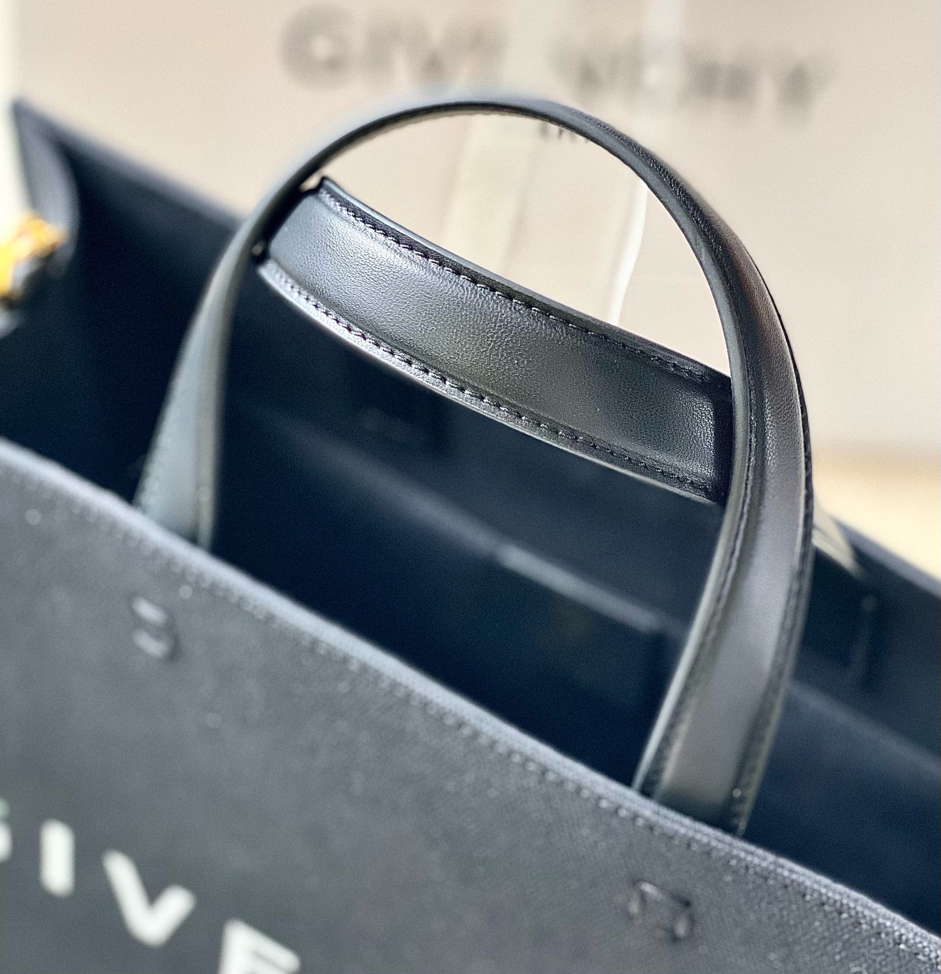G-Tote 37cm Givenchy 1