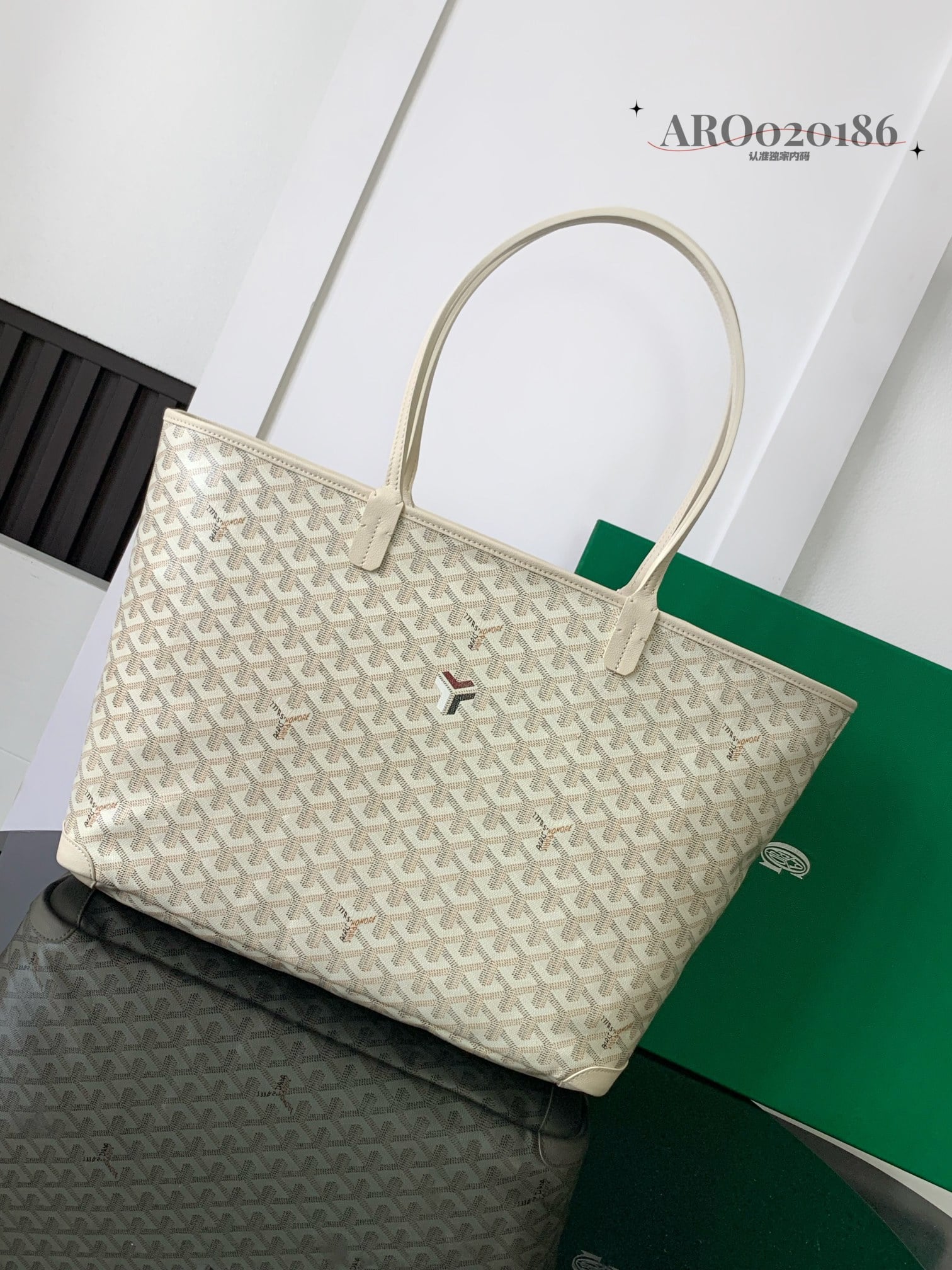 Artois MM - песочный Goyard 323