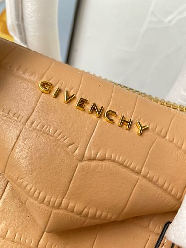 Antigona Givenchy HI0069.2