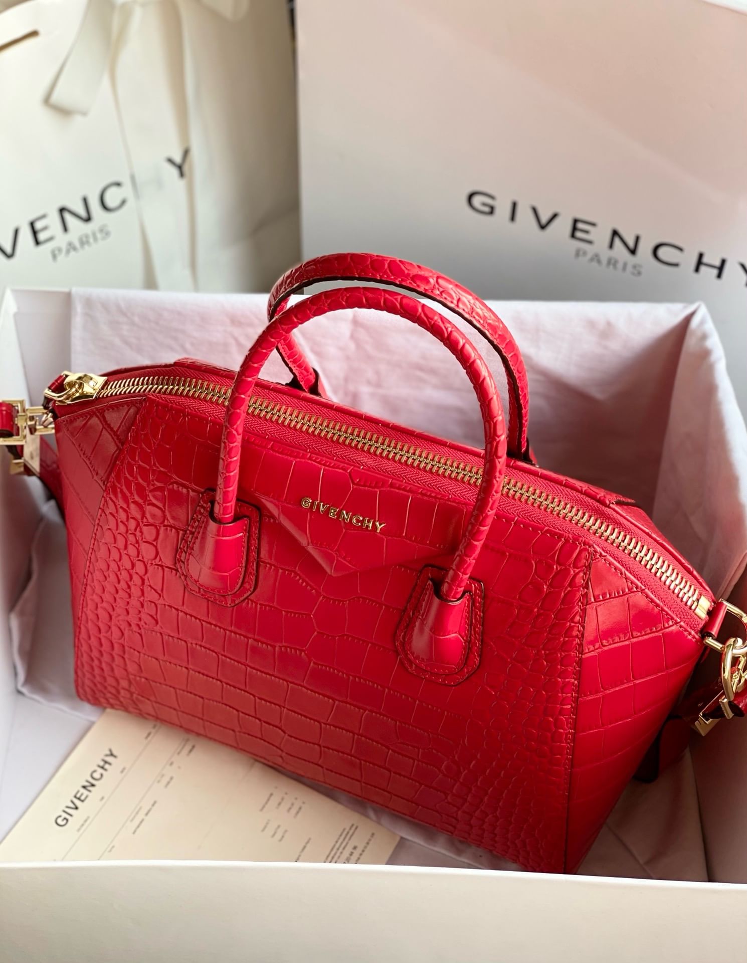 Antigona Givenchy HI0069.3