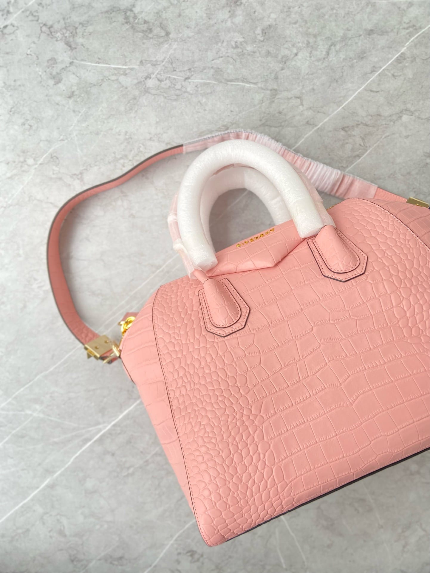 Antigona Givenchy HI0069.4