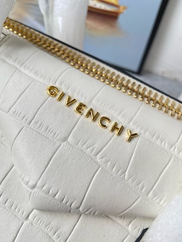 Antigona Givenchy HI0069.5