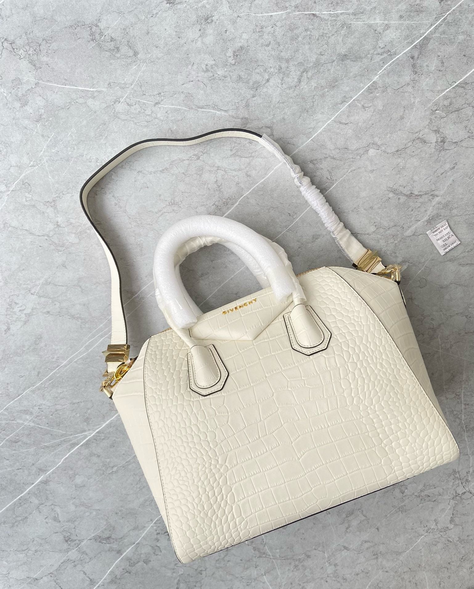 Antigona Givenchy HI0069.5