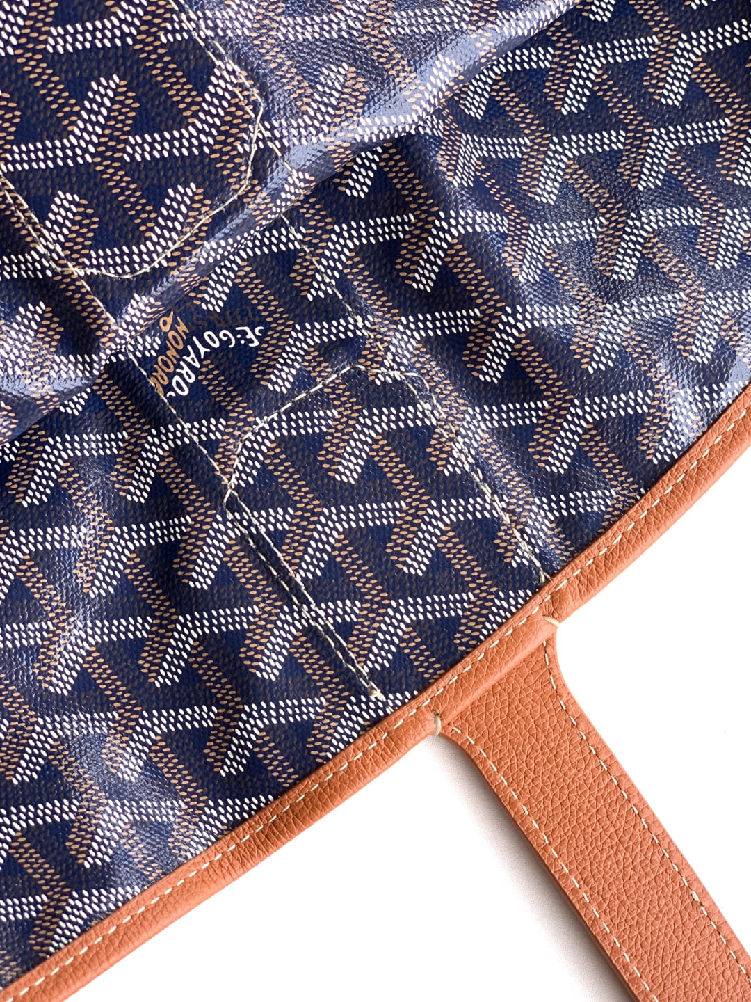 Belharra - серый Goyard 020232.A7
