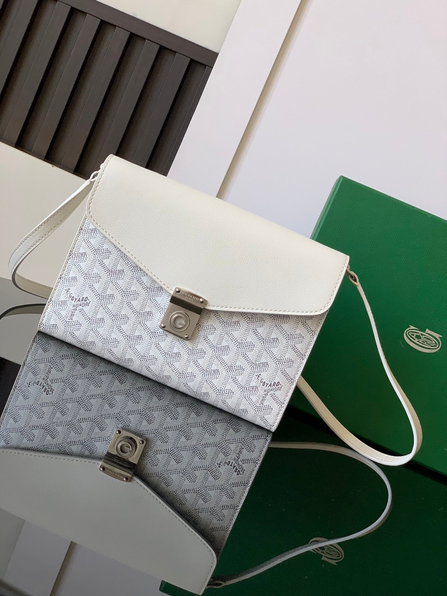 Chypre - белый Goyard 8063.A5