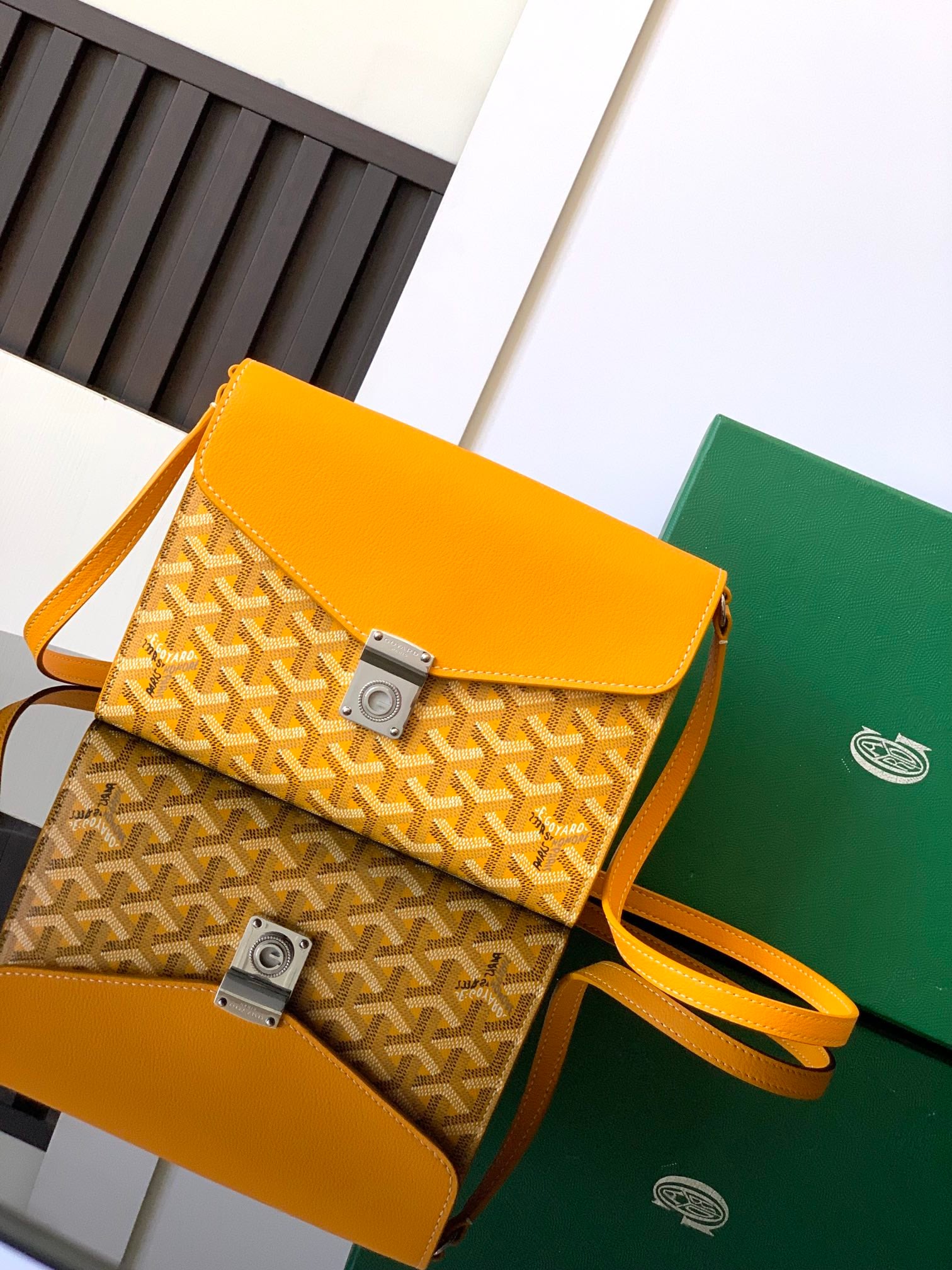 Chypre - желтый Goyard 8063.A6