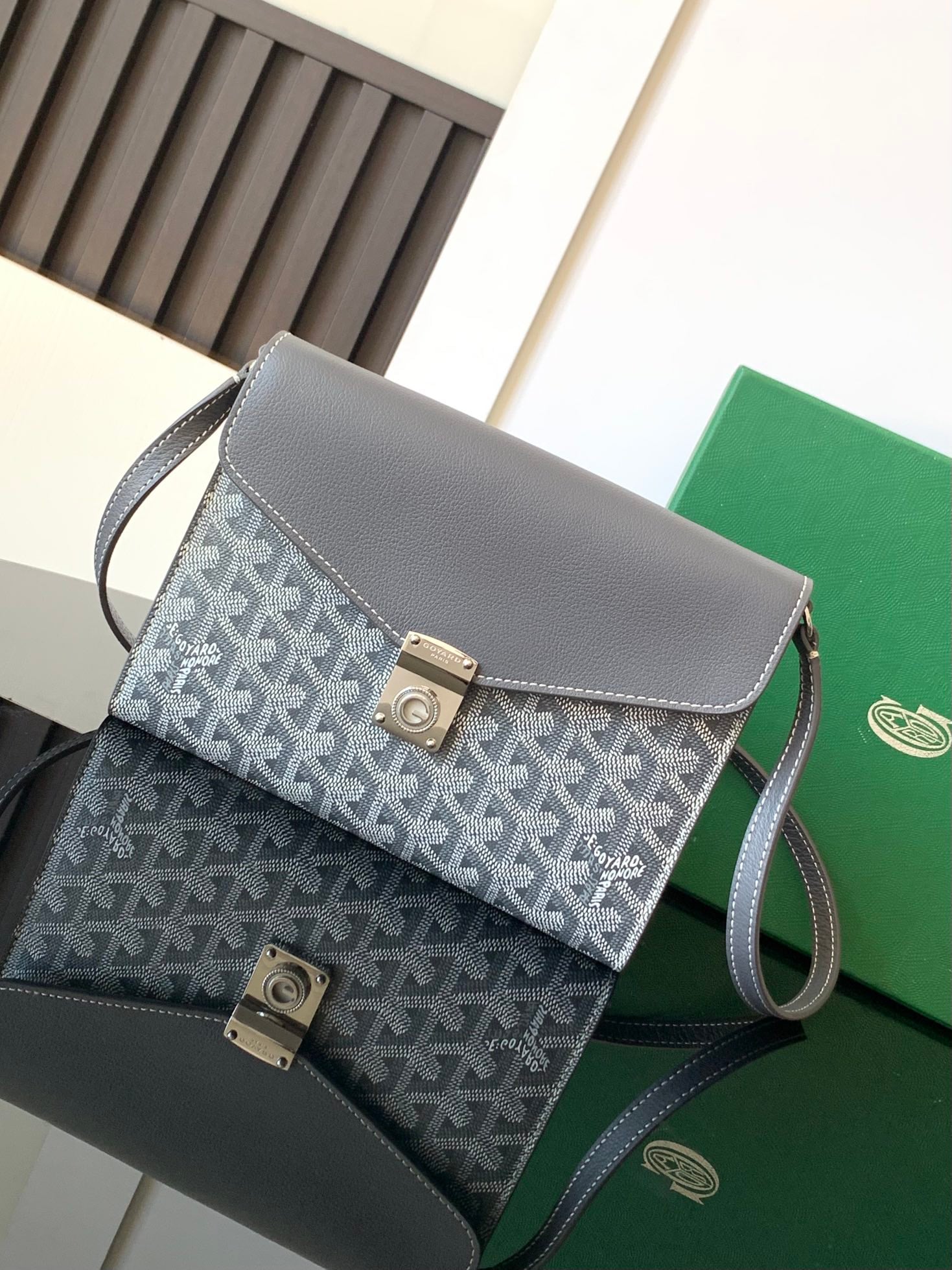 Chypre - серый Goyard 8063.A10