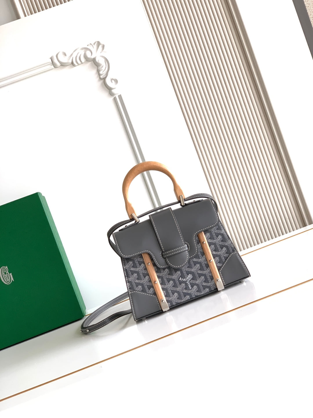 Saïgon Structuré - серый Goyard LAR.A8