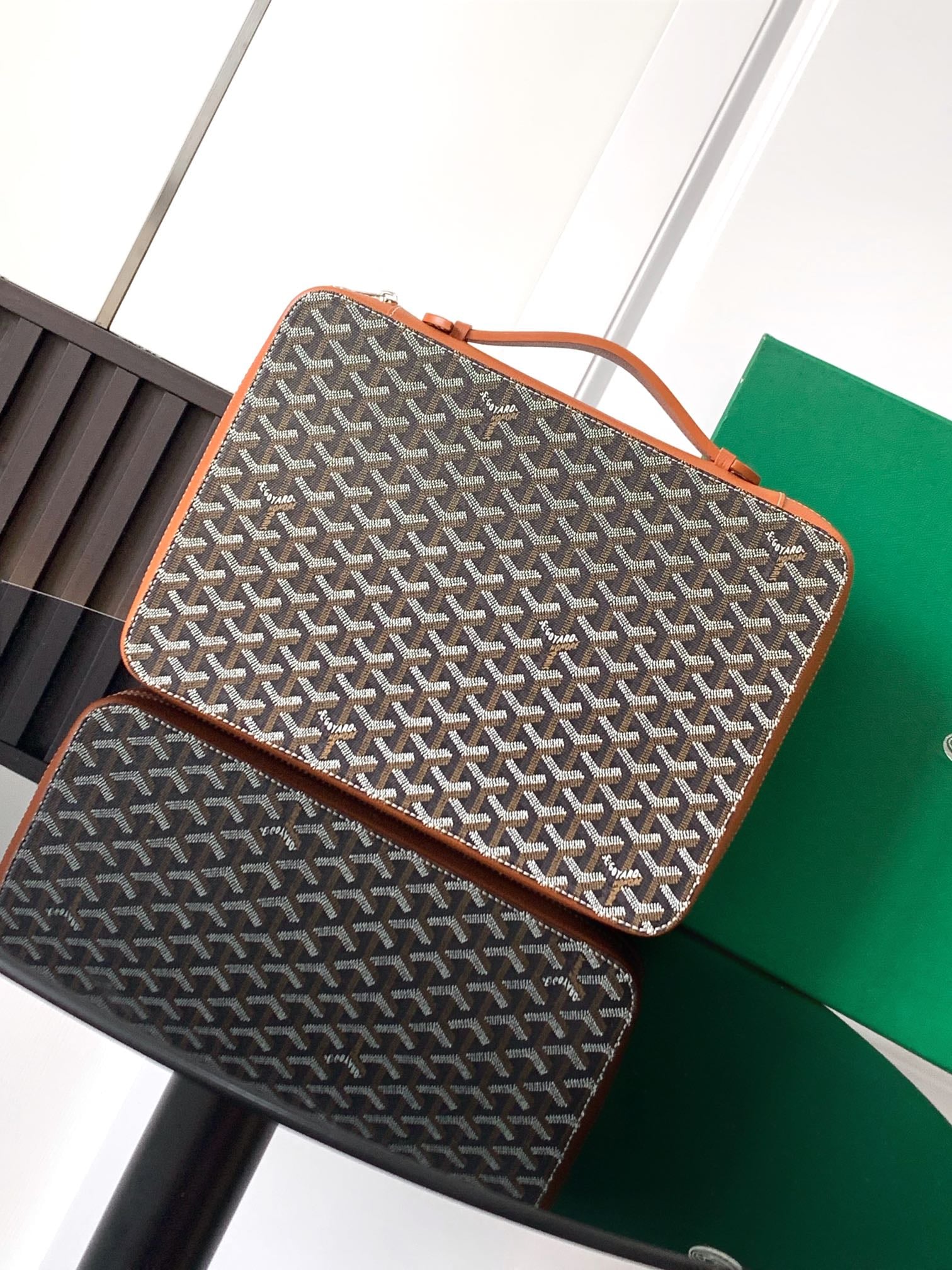 Compagnon Universel - коричневый Goyard 8065.A3