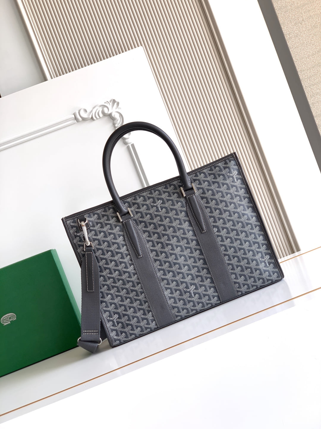 Morvan - серый Goyard 120241.A3