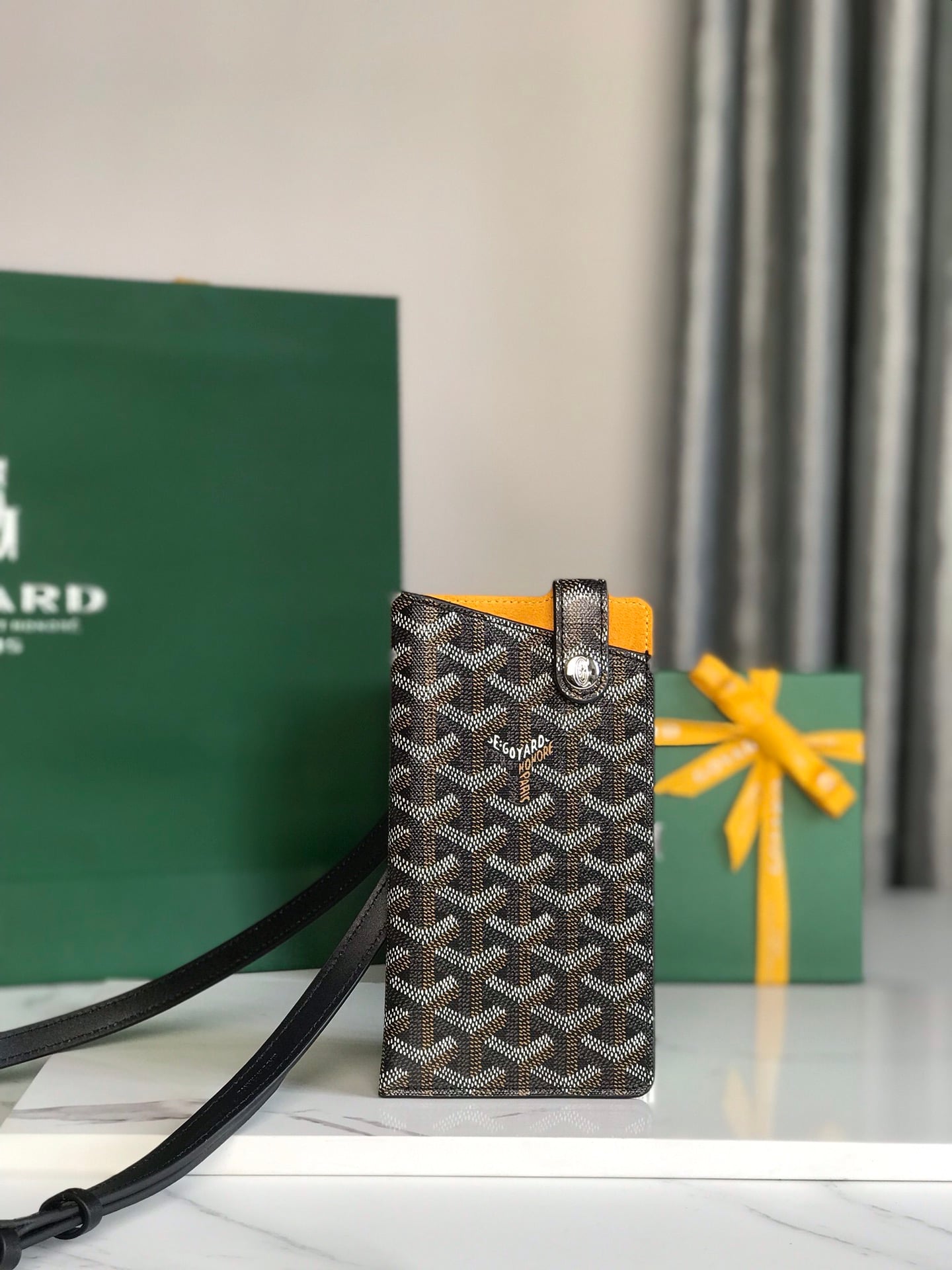 Montmartre Case Goyard 020122.A8