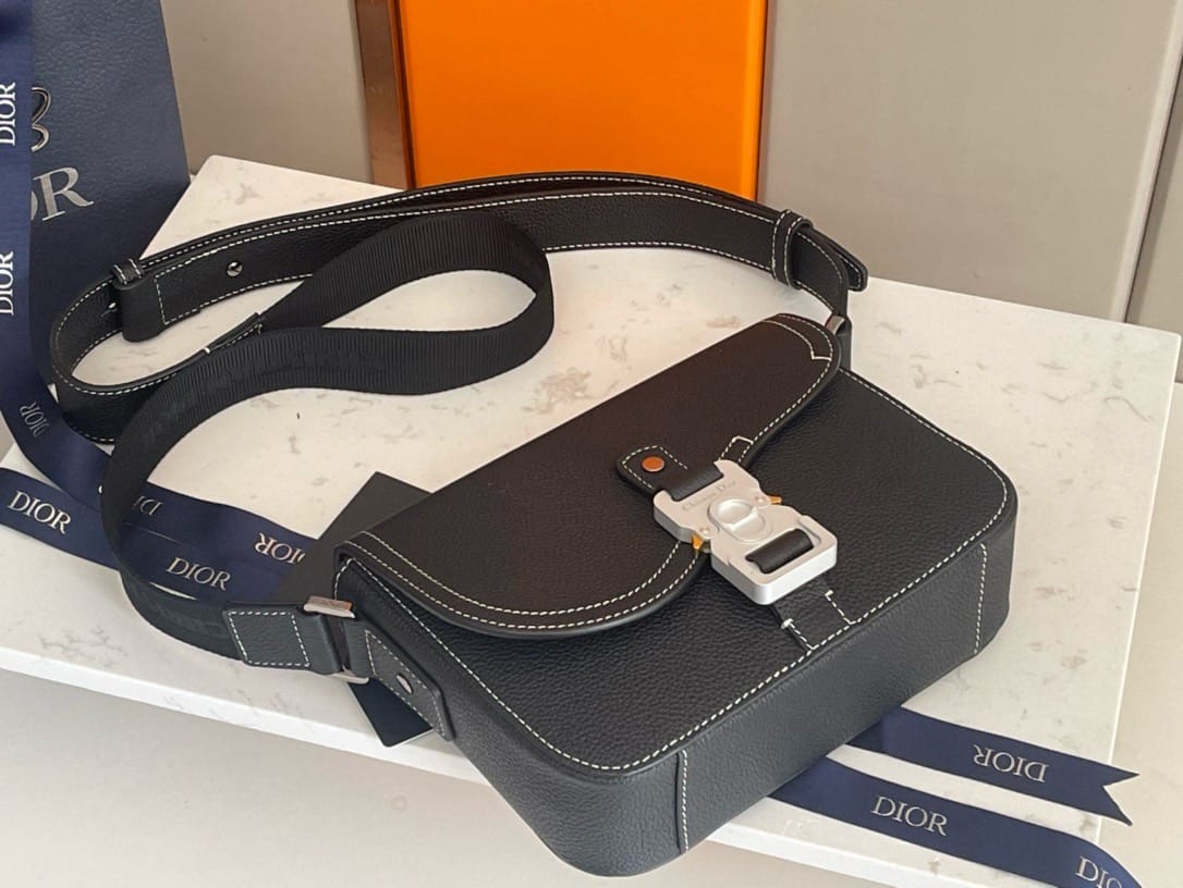 美品　dior saddle bag 付属品完備 CHRISTIAN DIOR Черная кожаная сумка с короткими ручками Saddle для