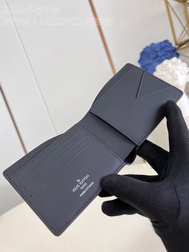 Multiple Louis Vuitton M84689