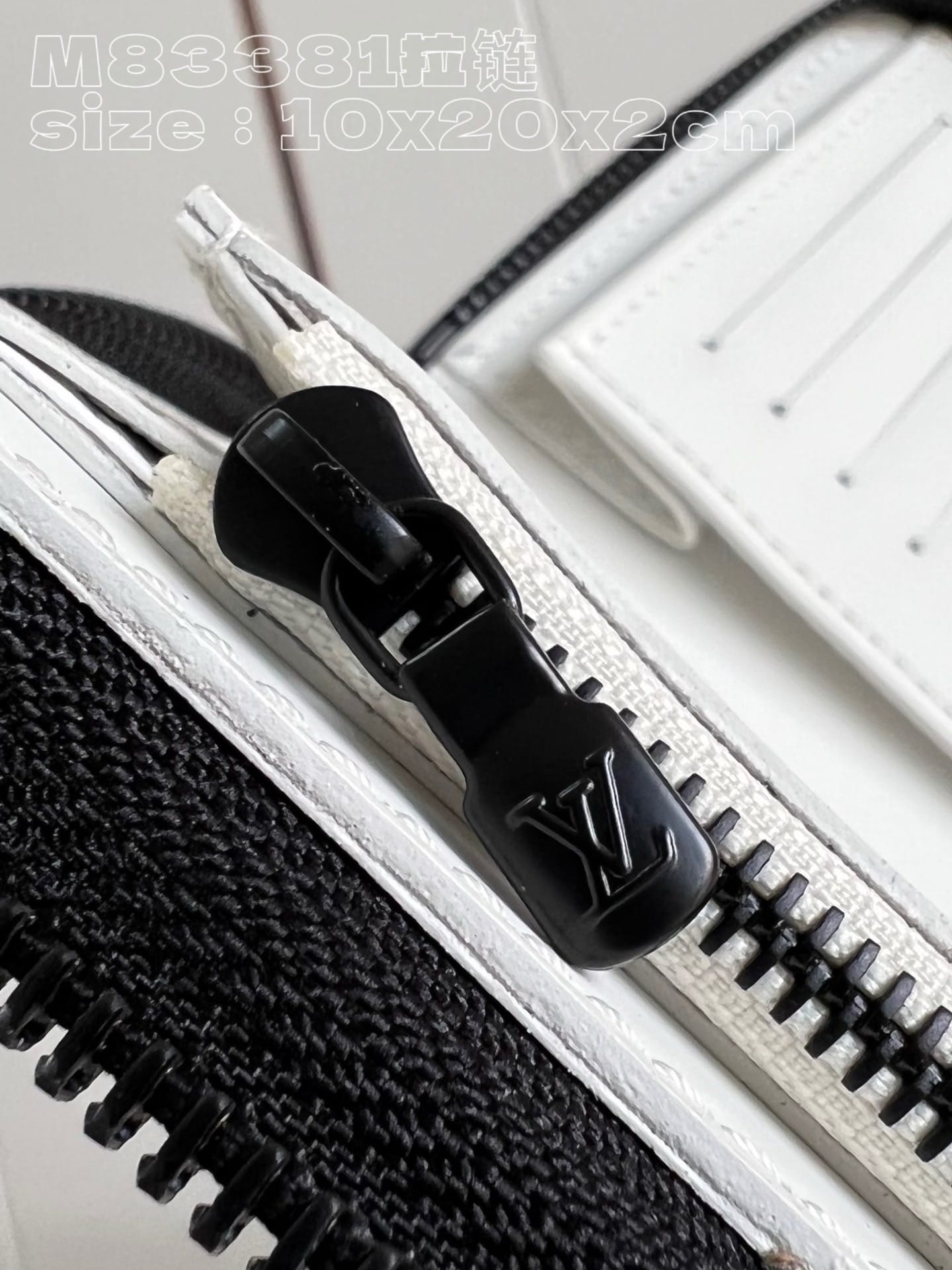 Zippy Vertical Louis Vuitton M83381