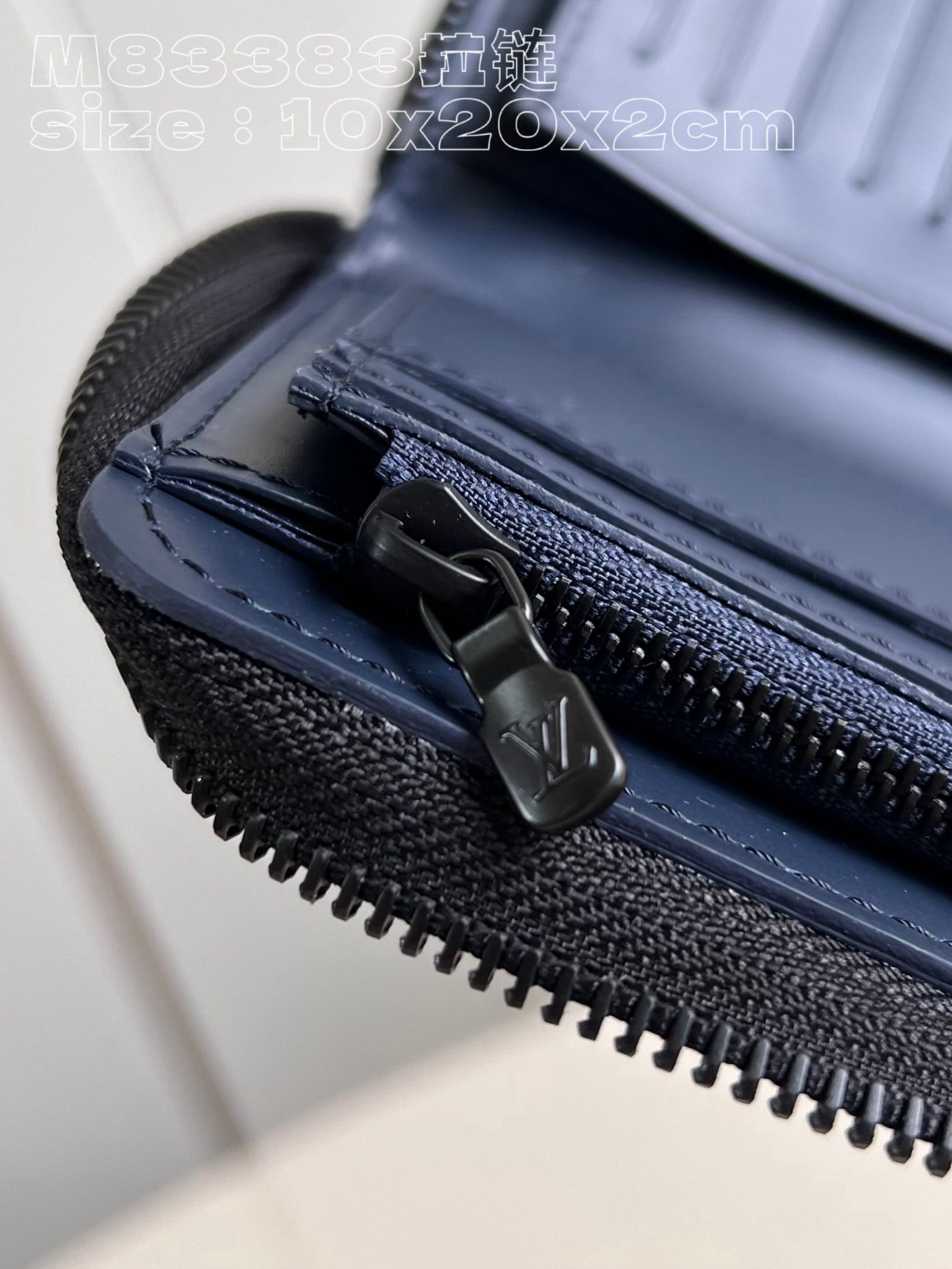 Zippy Vertical Louis Vuitton M83383