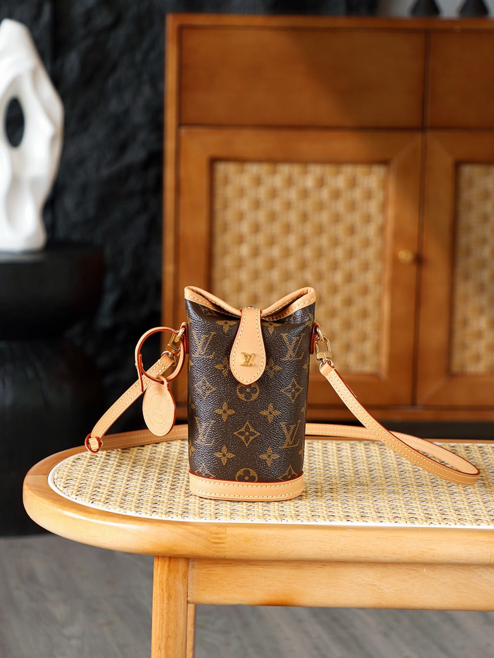 Fold me pouch Louis Vuitton M80874