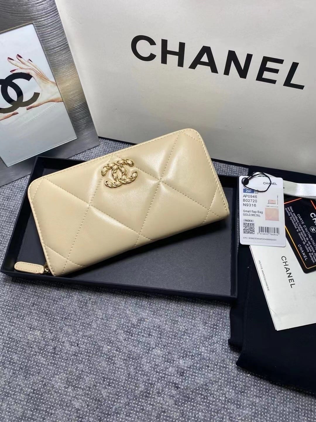 19K Chanel A0956