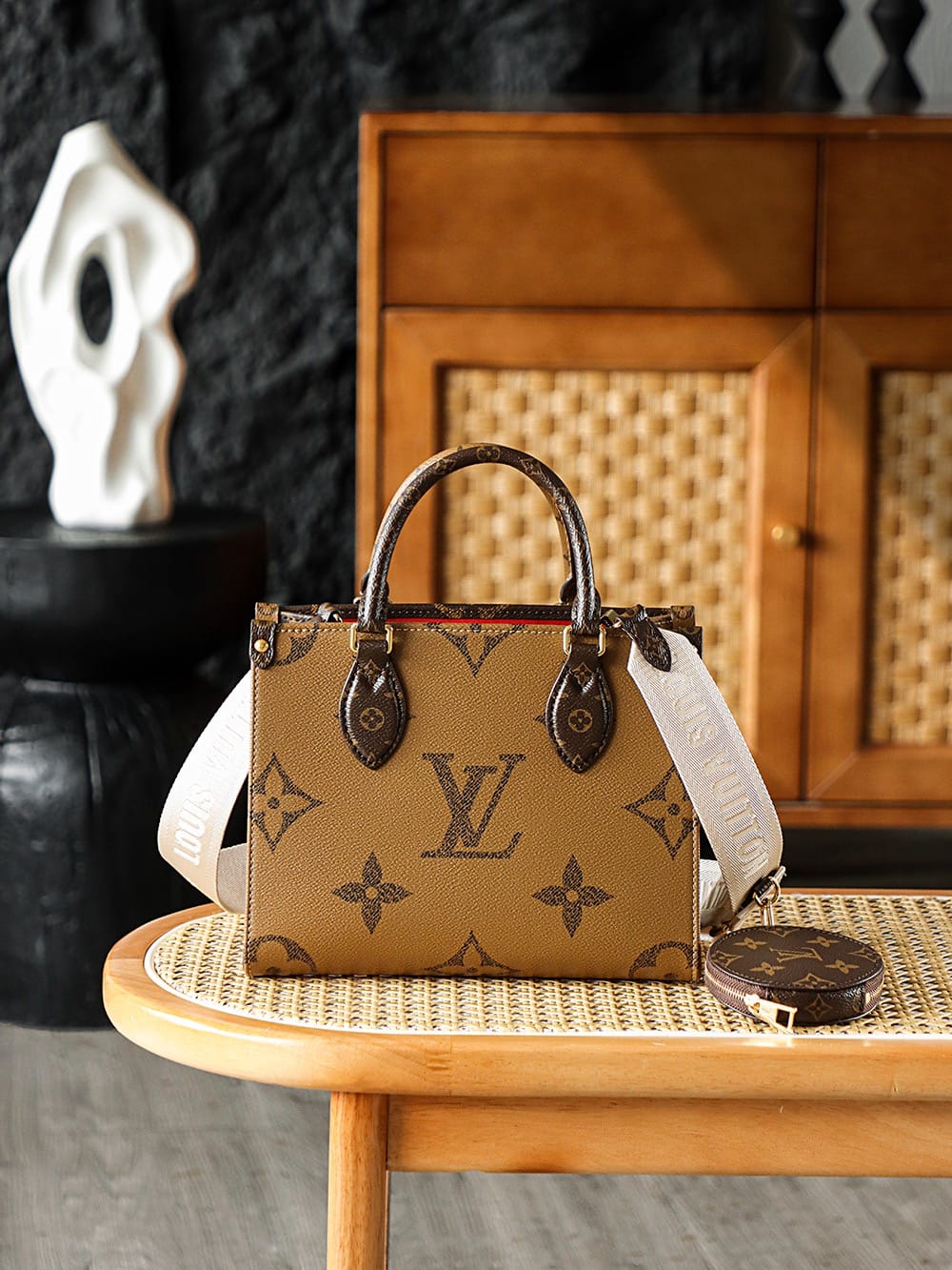 OnTheGo Louis Vuitton M46373