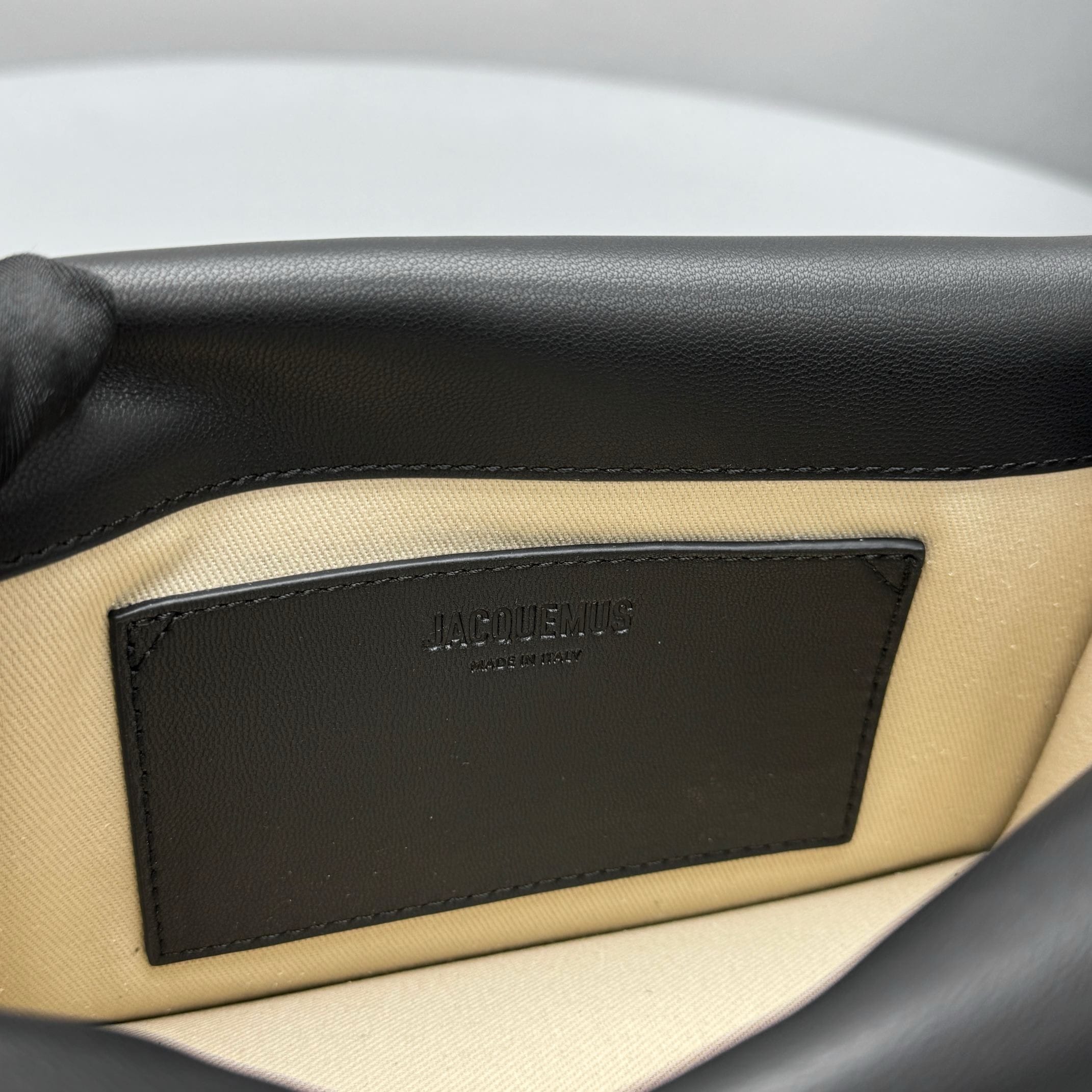 La petite pochette rond carre Jacquemus 2191.1