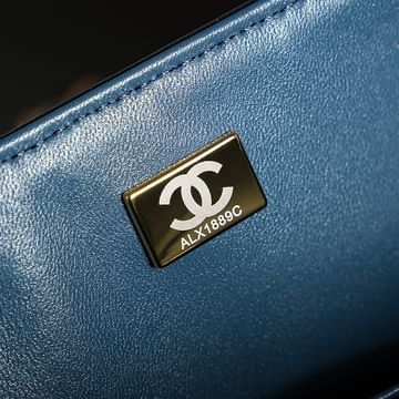 Classic 11.12 handbag Chanel A01112