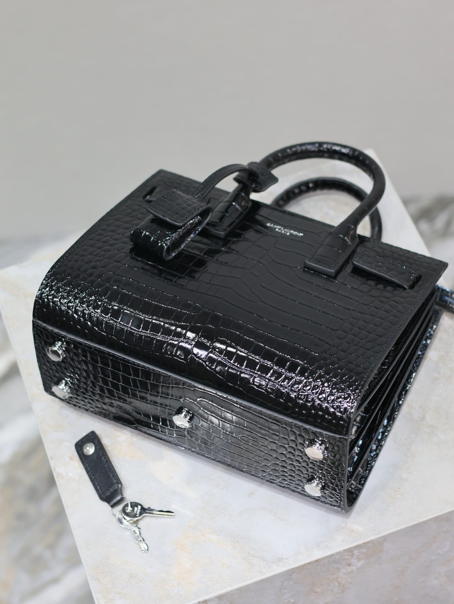 Le sac de jour 22cm Saint Laurent 392035.1