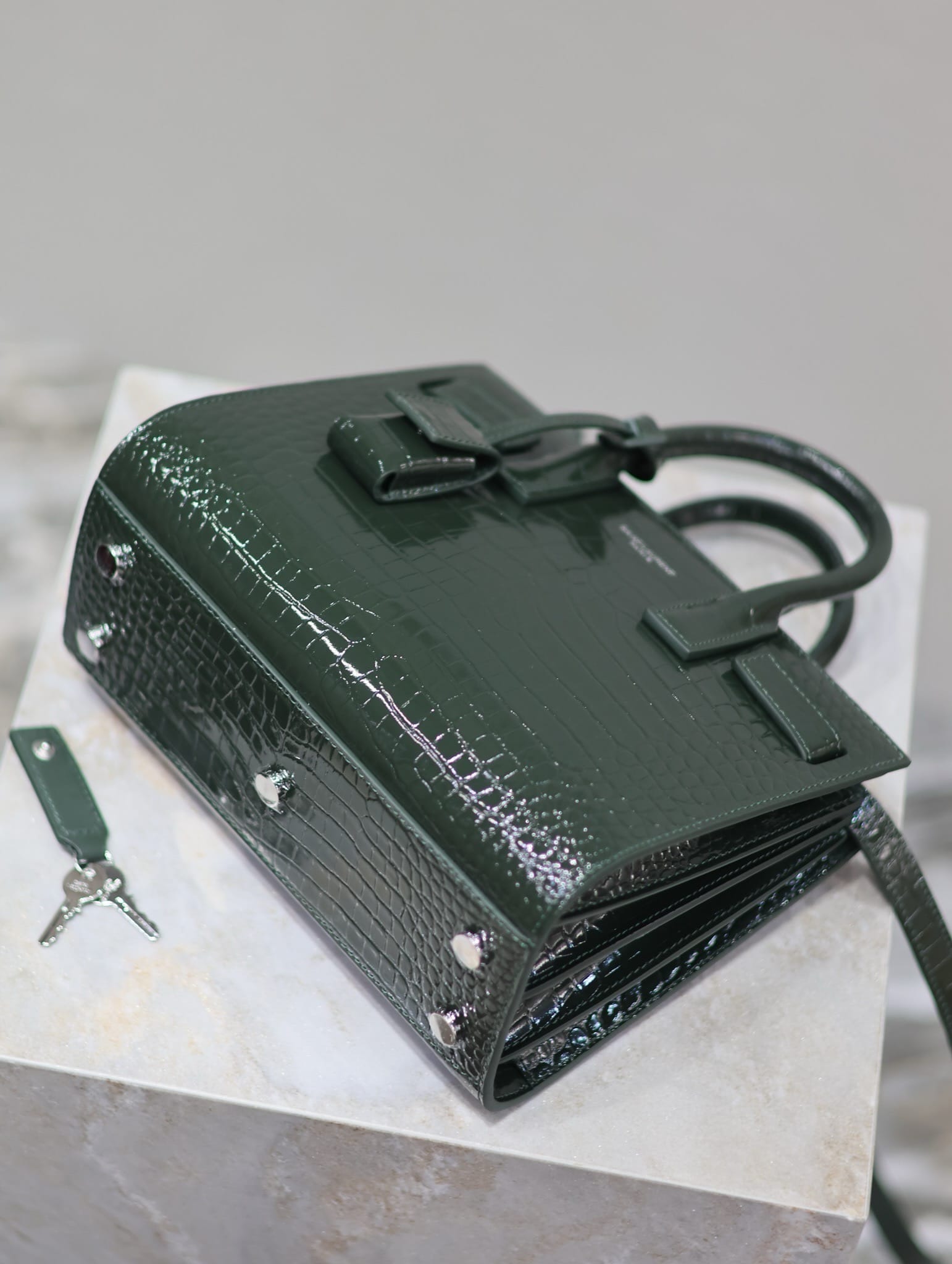 Le sac de jour 22cm Saint Laurent 392035.4