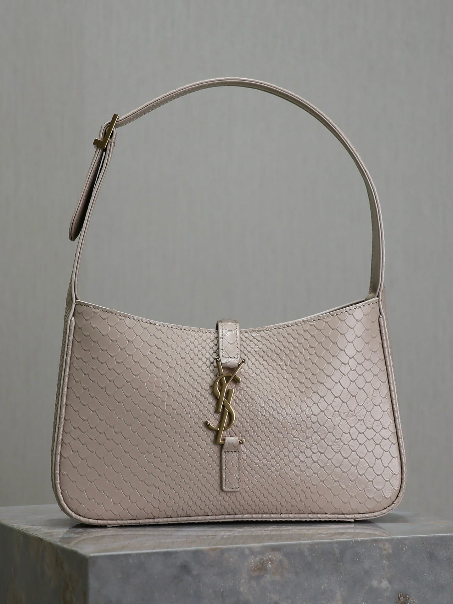 Le 5A7 Saint Laurent 657228.21