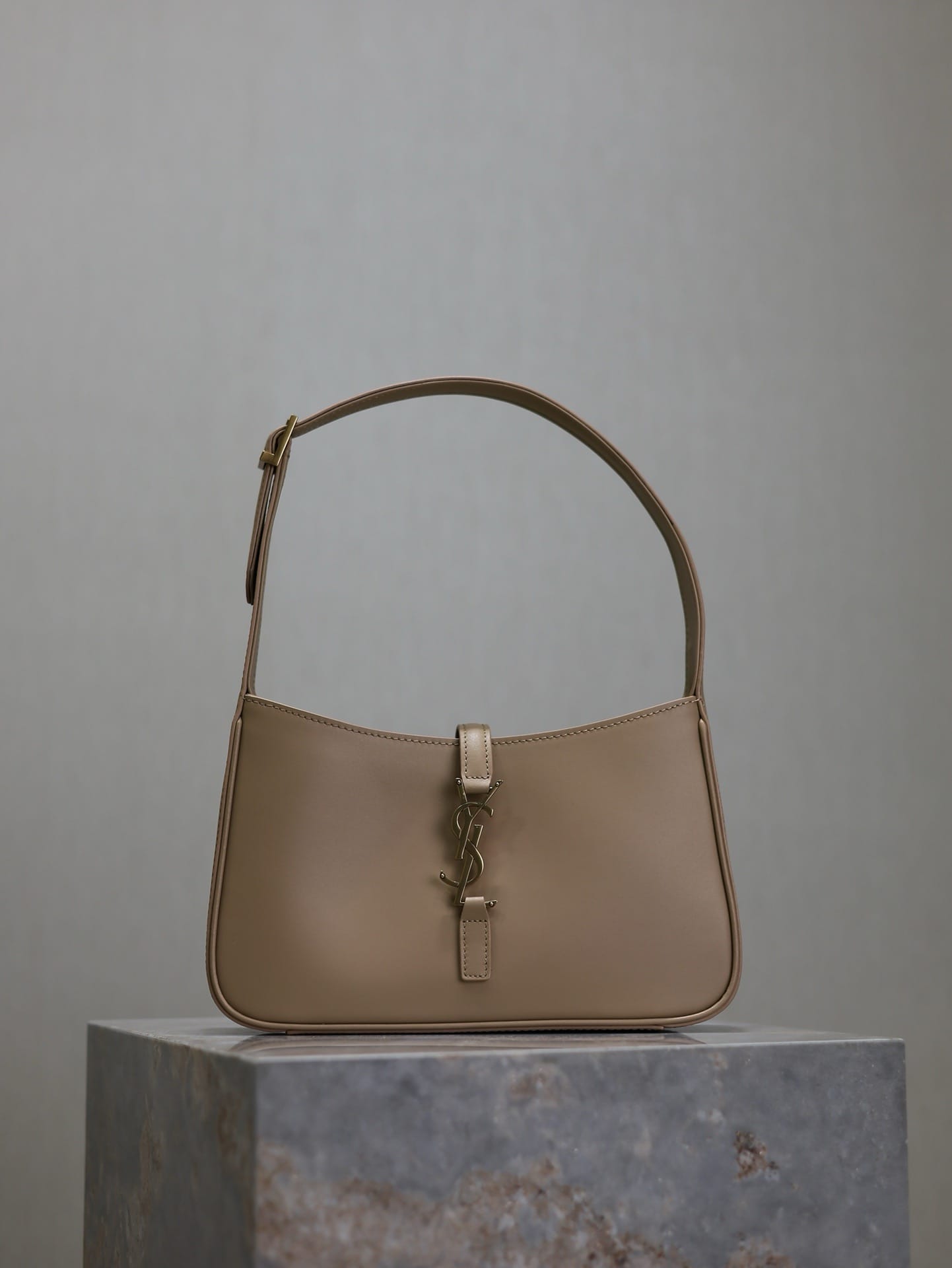 Le 5A7 Saint Laurent 657228.24