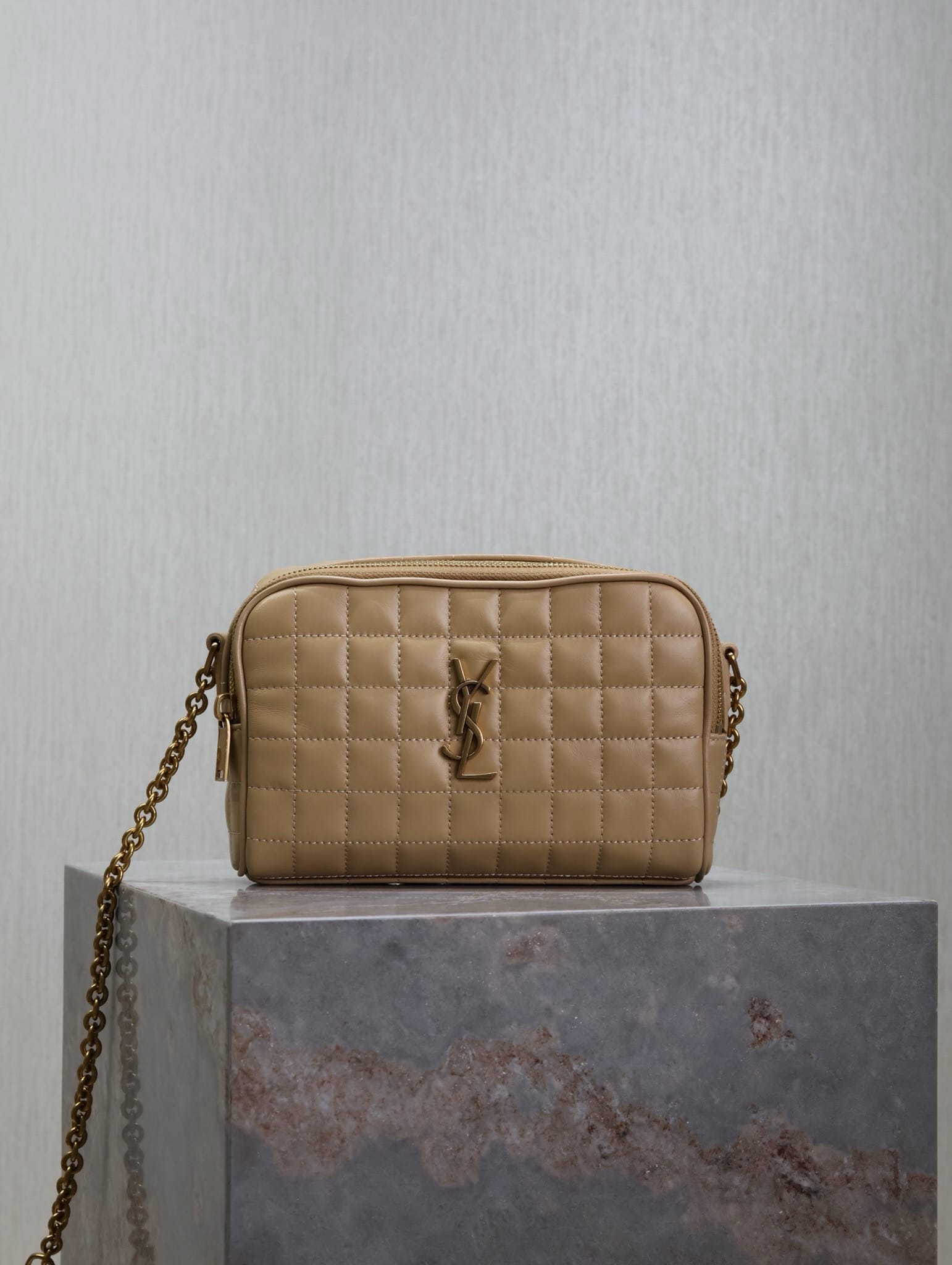 Le Cassandre Matelasse Carre Saint Laurent 764809.2