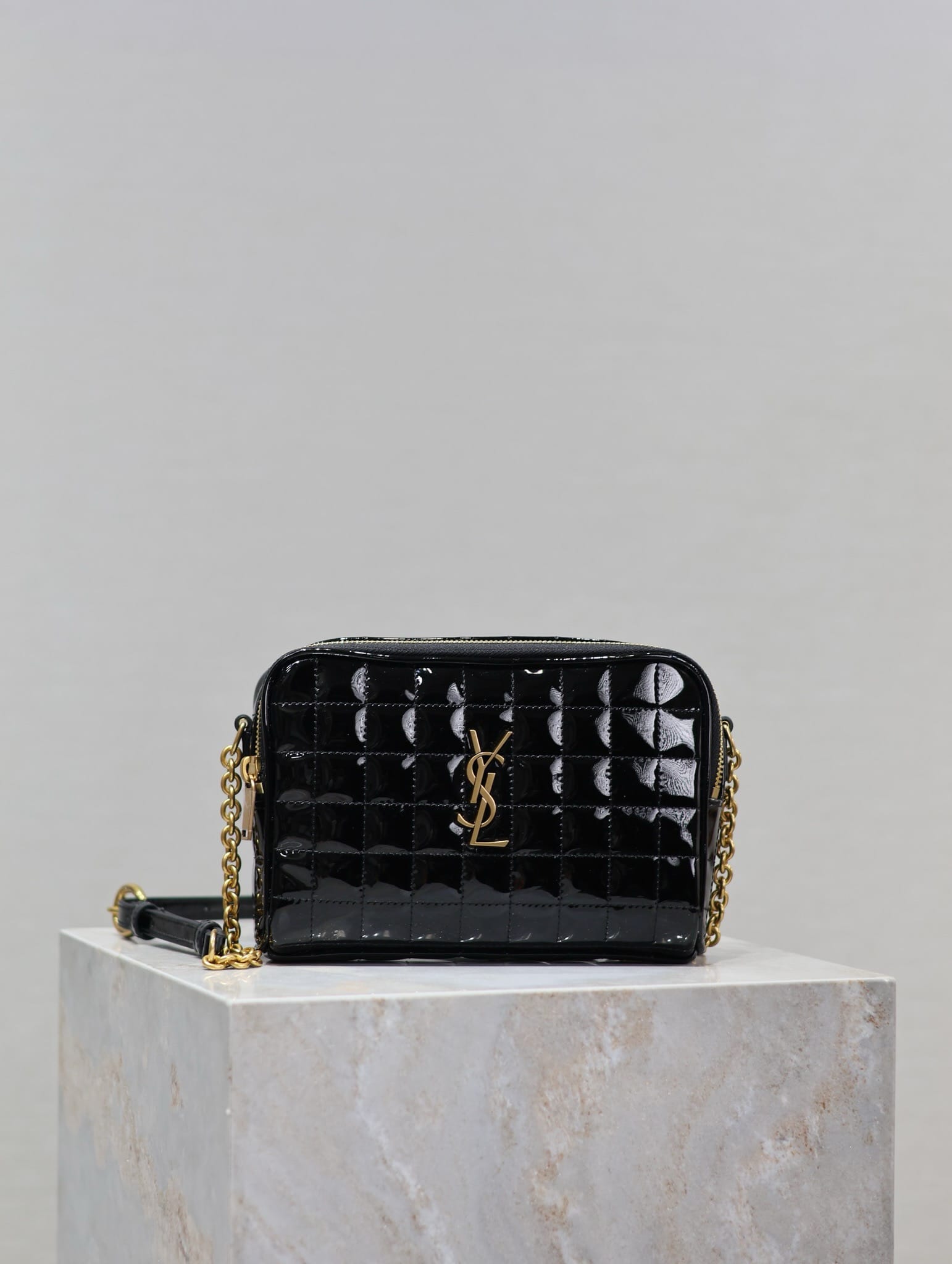 Le Cassandre Matelasse Carre Saint Laurent 764809.3