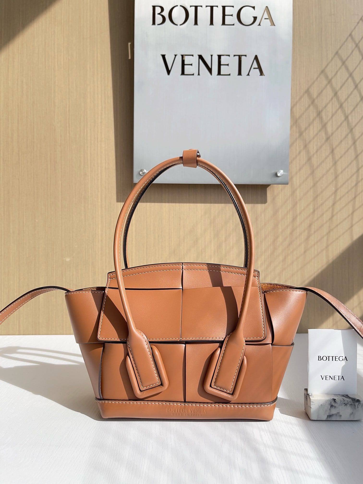 Arco Bottega Veneta 666871.8