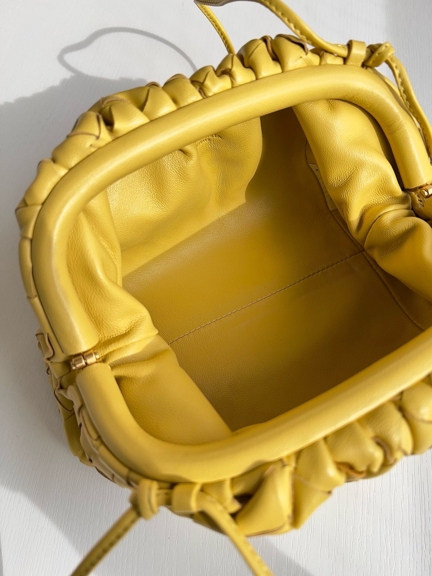 Pouch Bottega Veneta 585822.4