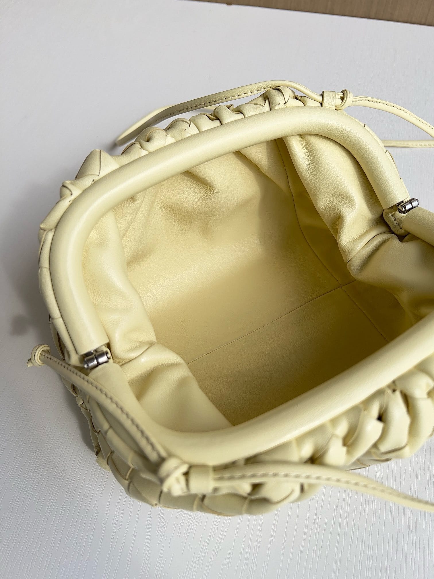 Pouch Bottega Veneta 585822.12