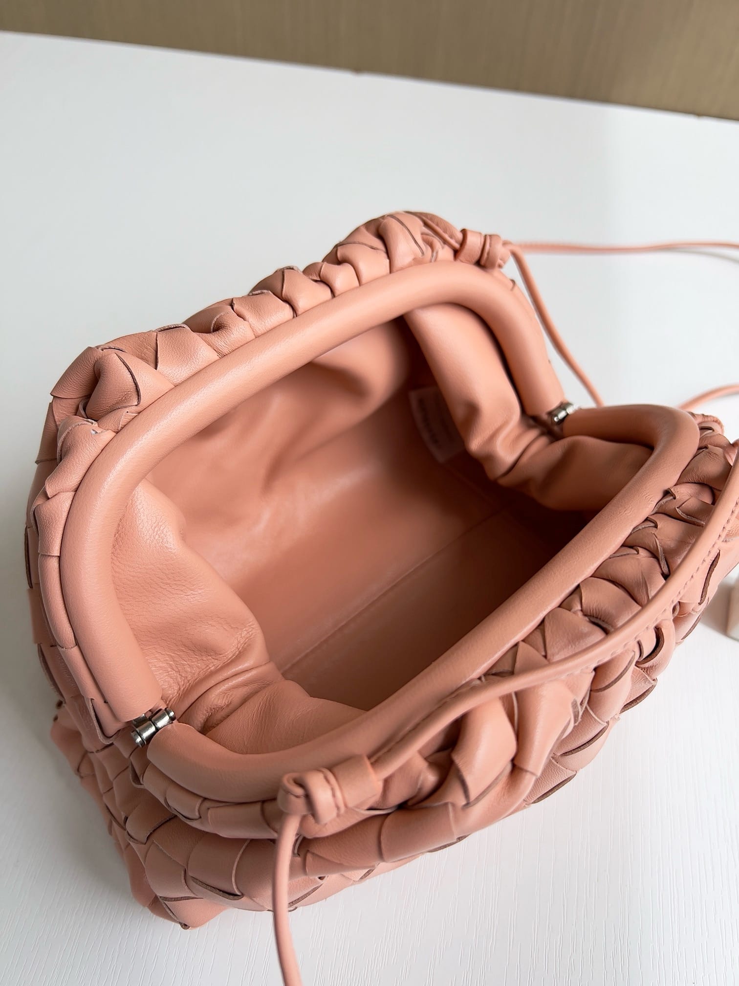 Pouch Bottega Veneta 585822.14