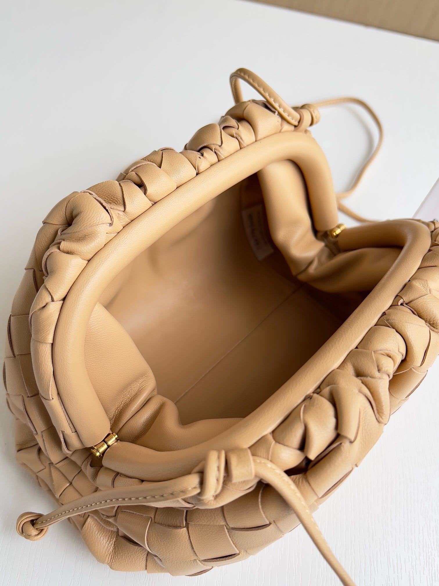 Pouch Bottega Veneta 585822.16