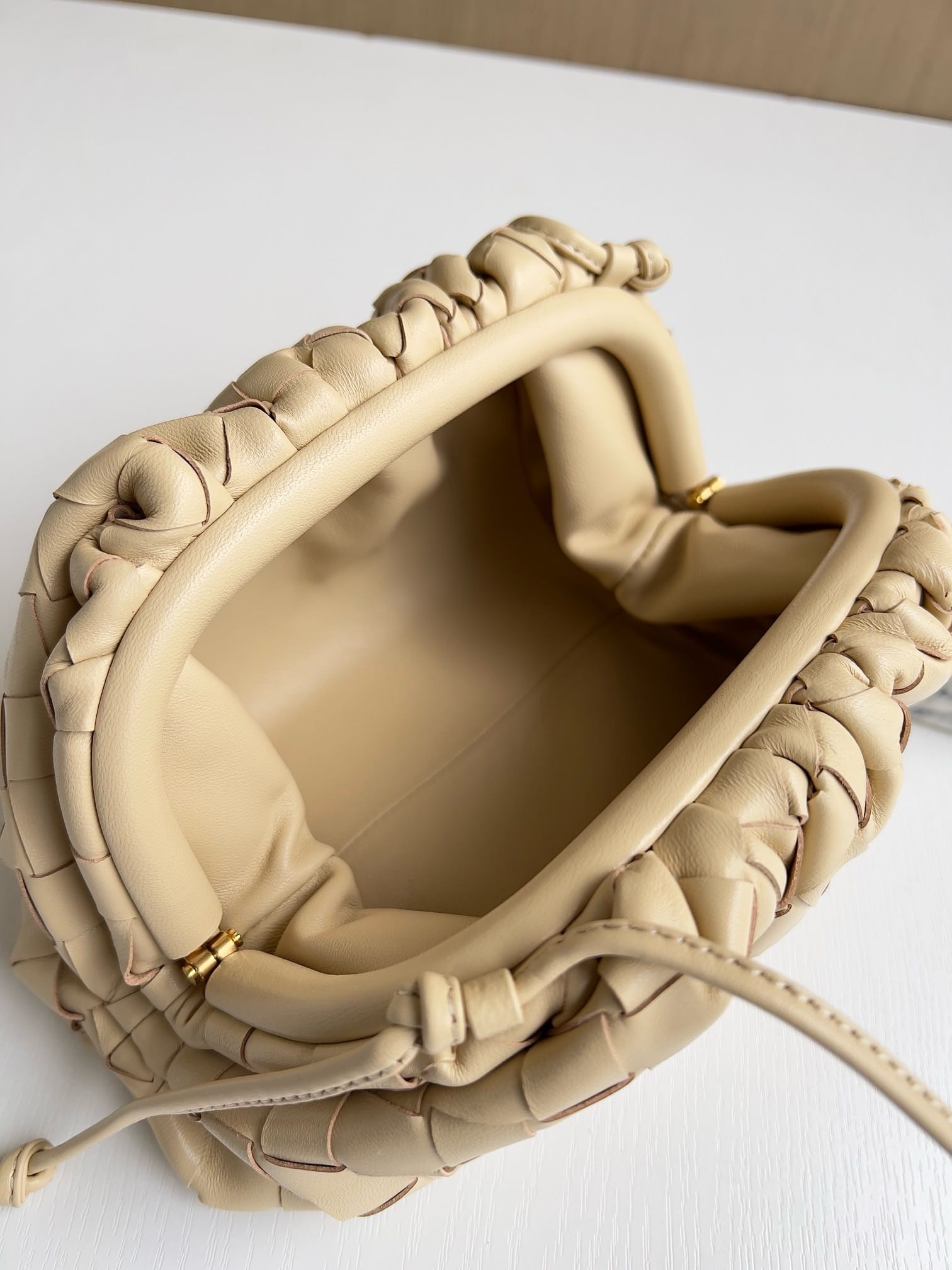 Pouch Bottega Veneta 585822.25