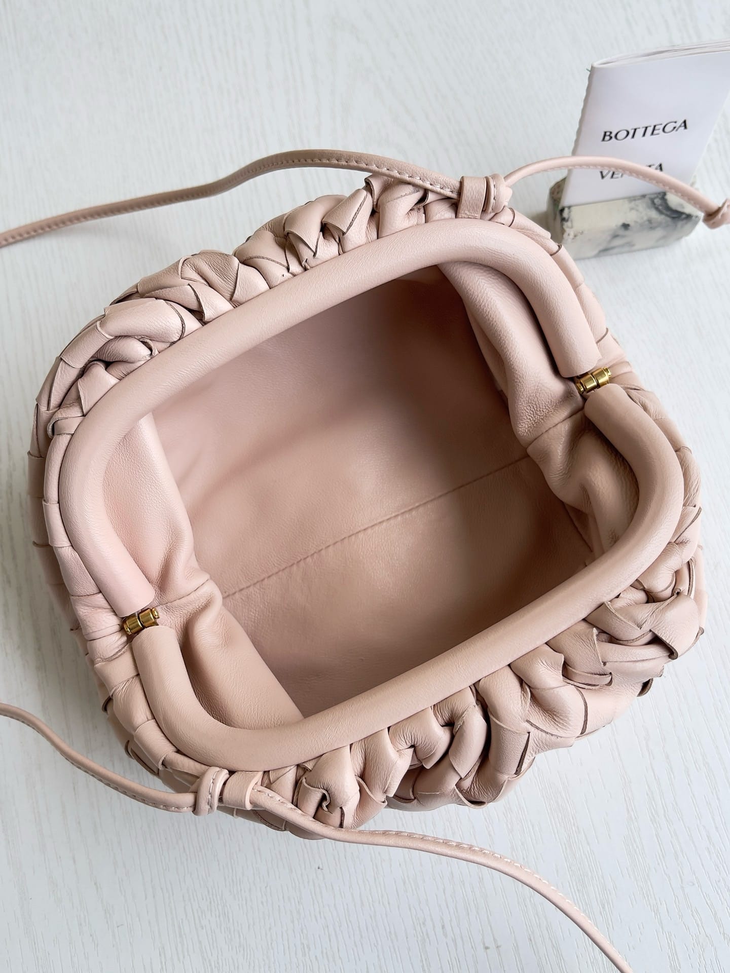 Pouch Bottega Veneta 585822.26