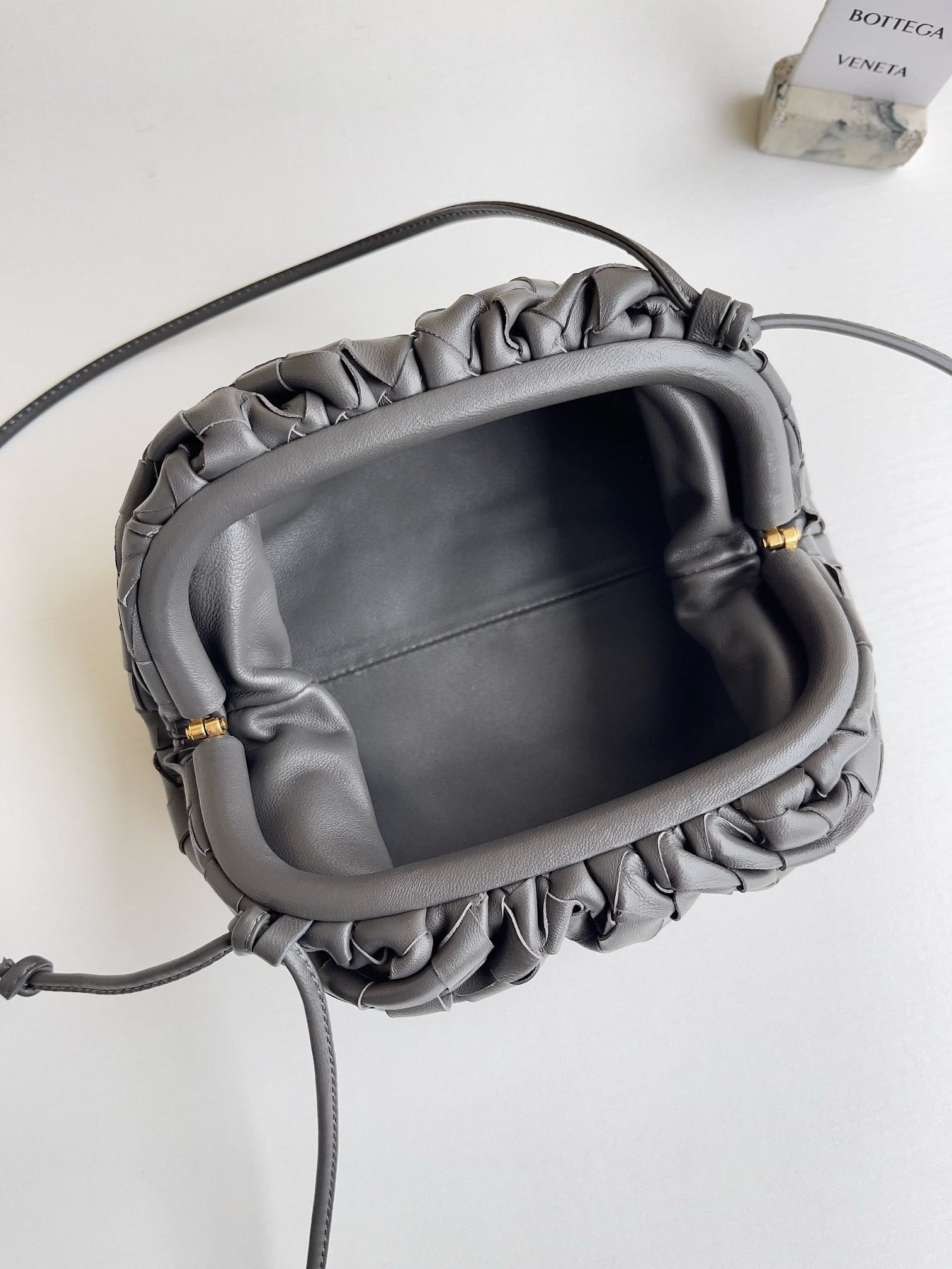 Pouch Bottega Veneta 585822.36