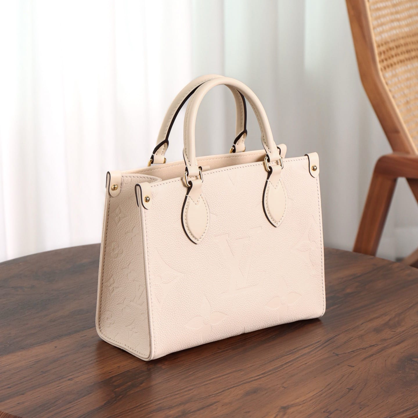 OnTheGo Louis Vuitton M46569