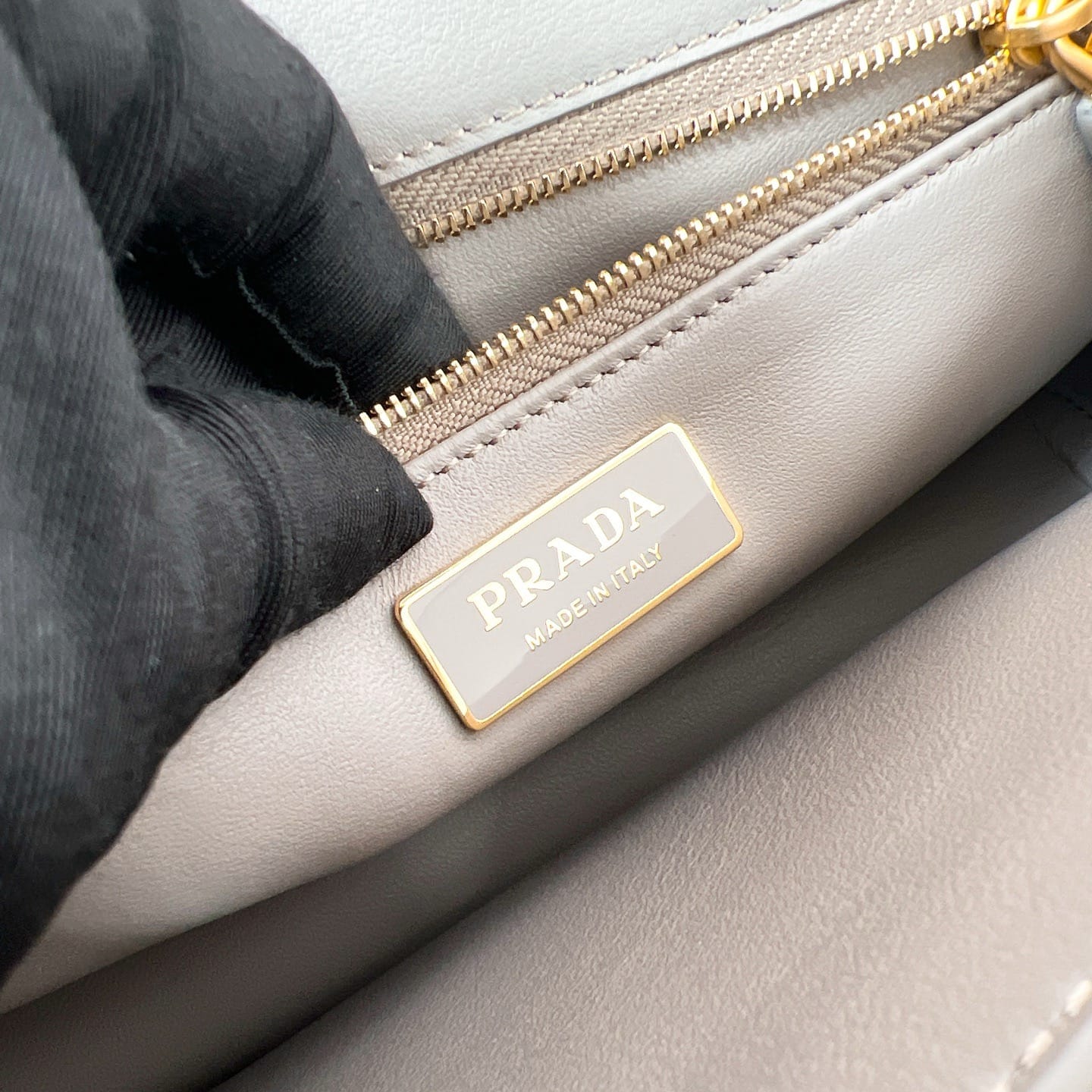 Soft Sound Prada 1BN023.5