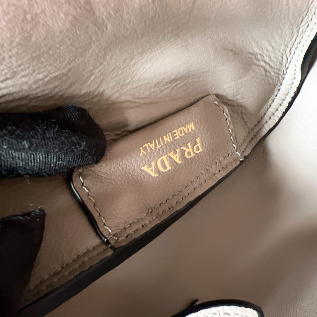 Soft Grain Hobo Prada 1BA444.6