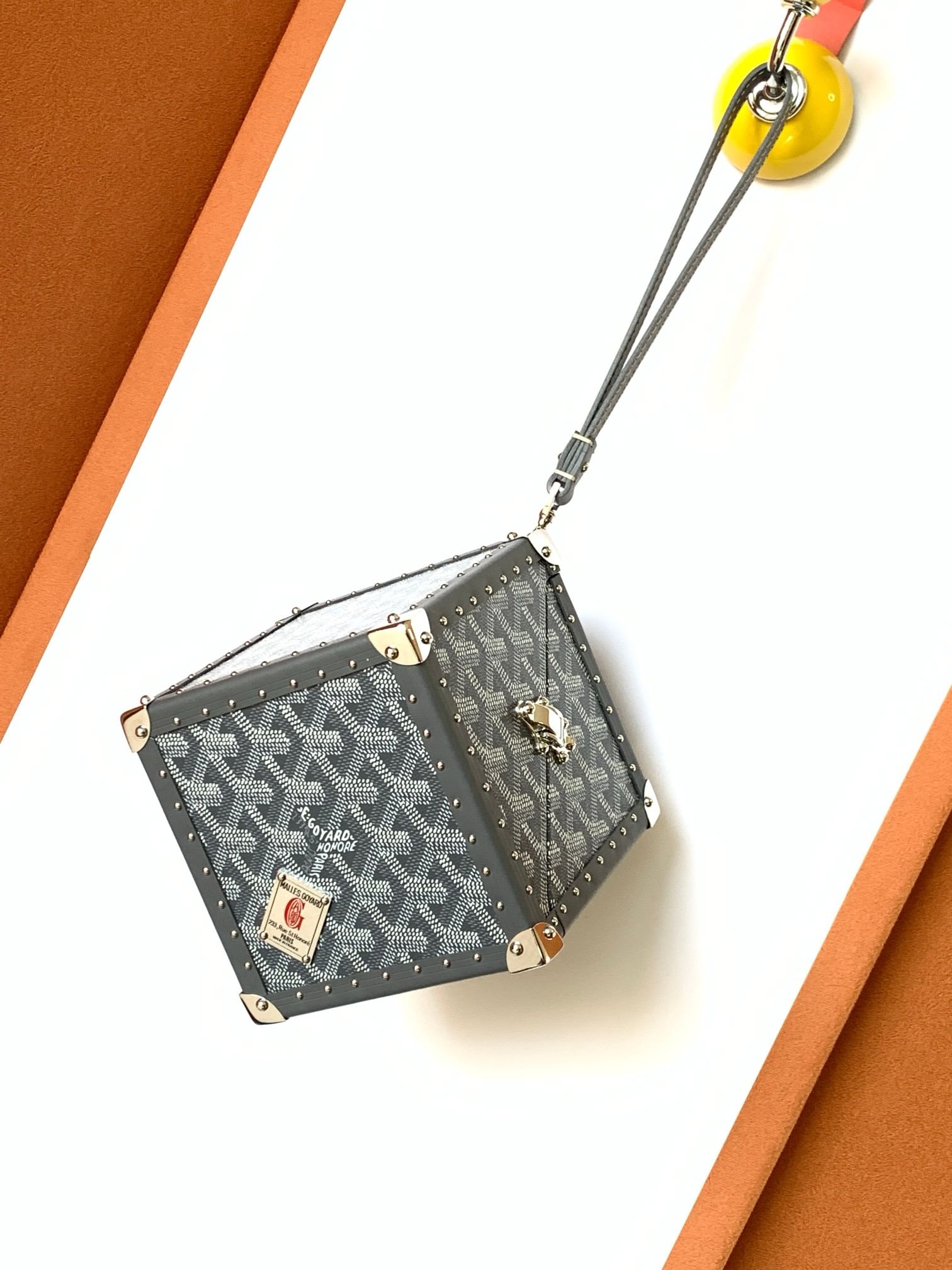 DE TUNK Goyard 8215.7A