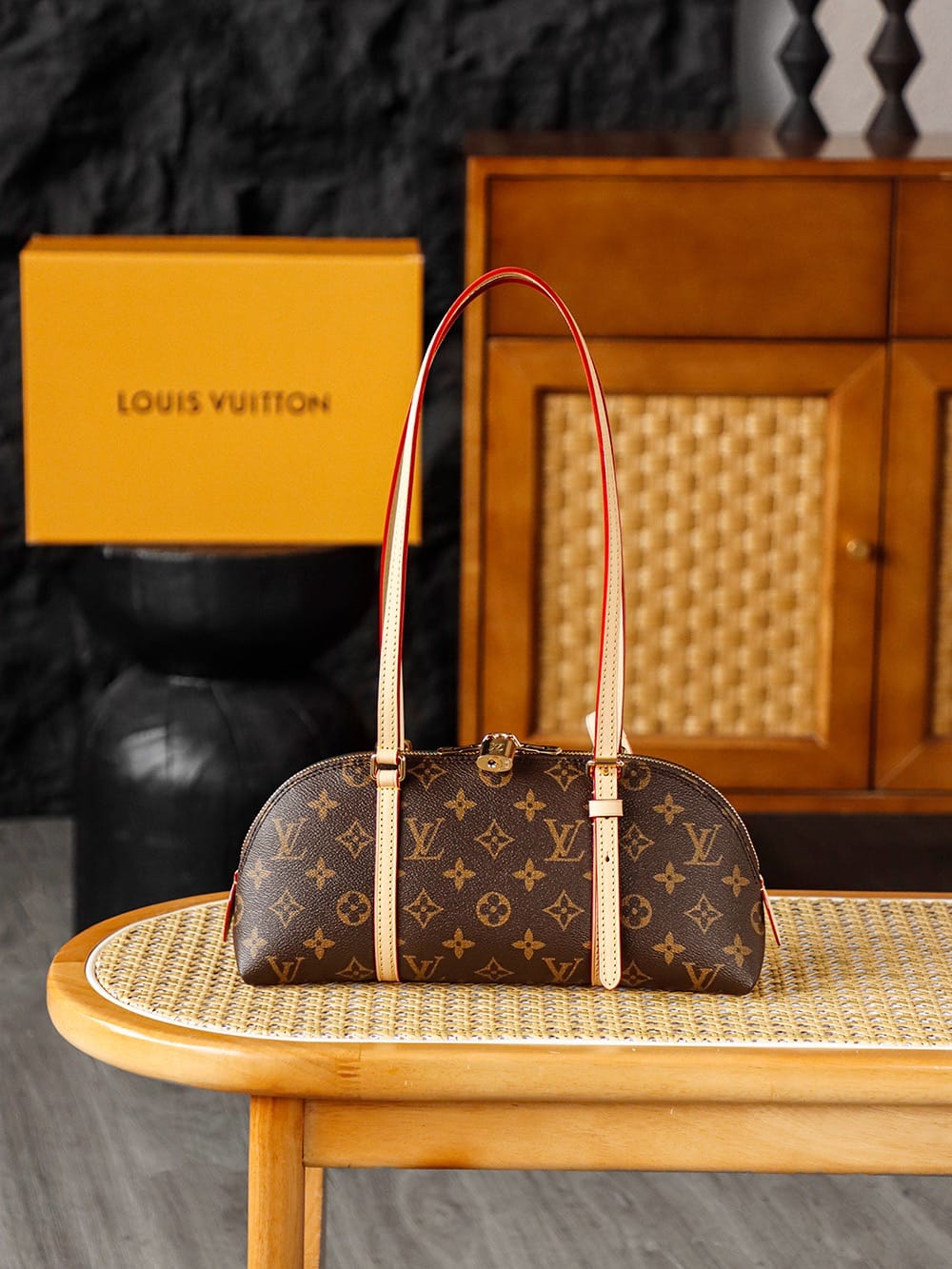 Squire East West Louis Vuitton M28953