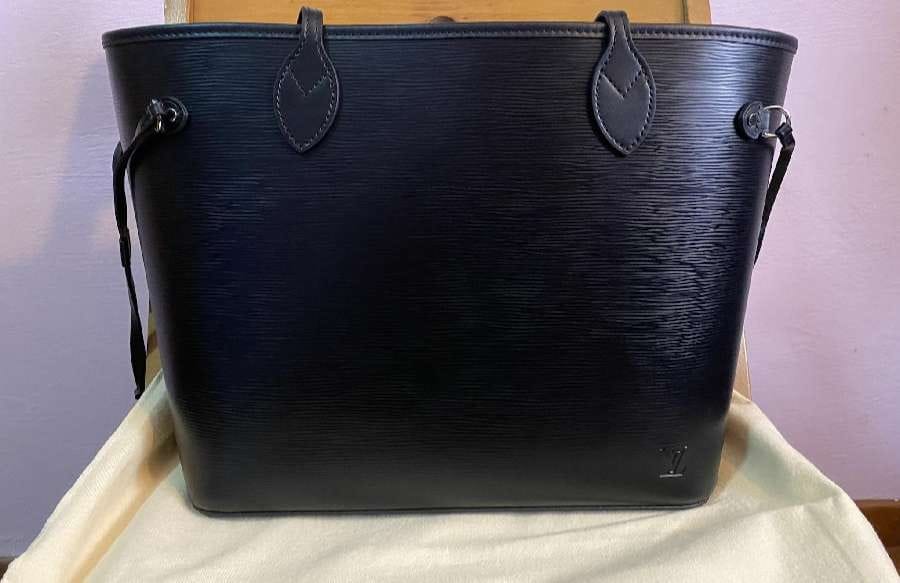 Louis Vuitton Neverfull Epi MM Noir: практичный формат на каждый день