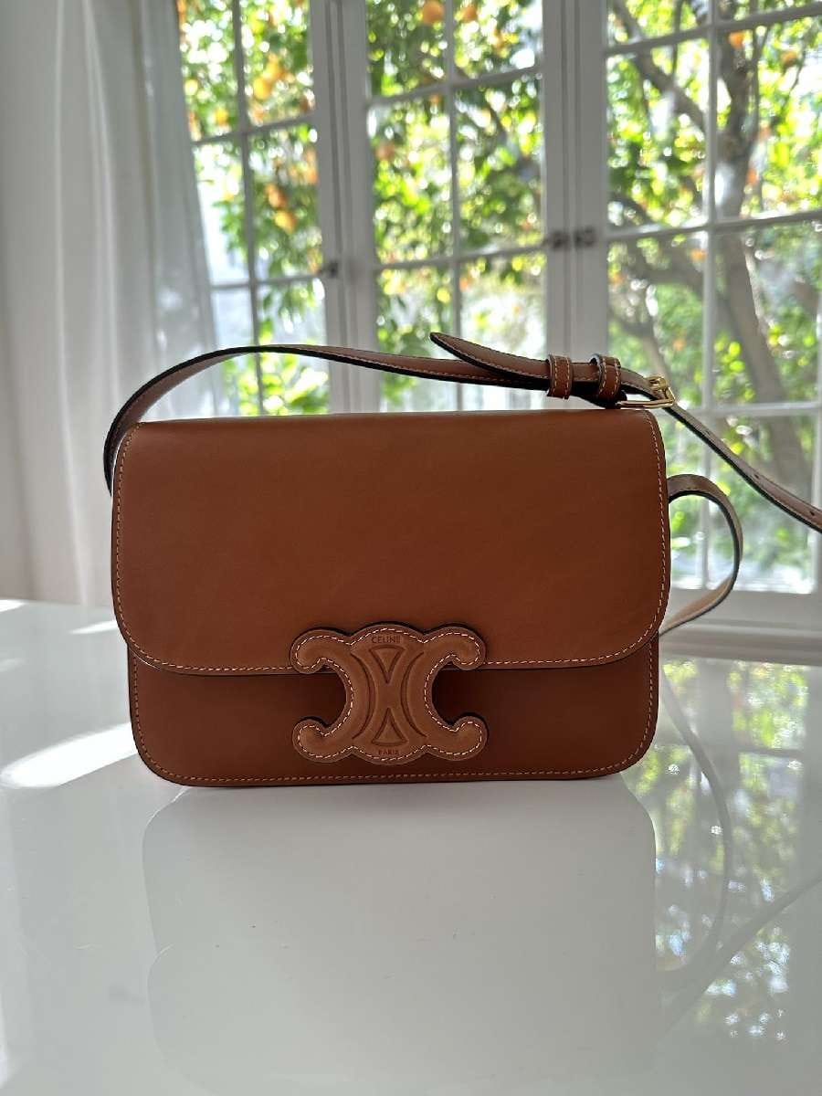 Celine Triomphe Medium: кожа, вместимость и нюансы модели