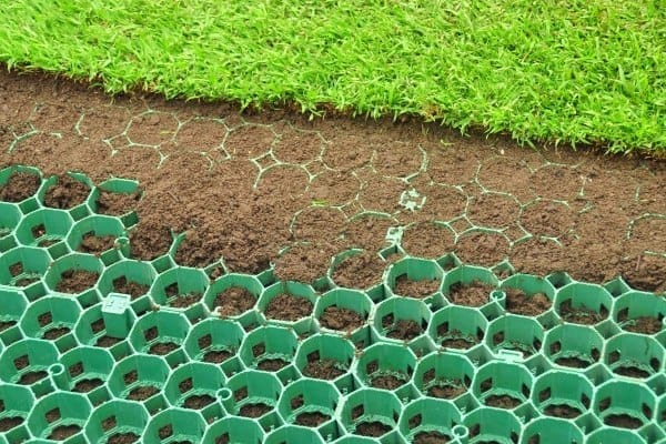 Газонная решетка для парковок и дорожек ,чёрный цвет размер,680\410\33 тип ячейки