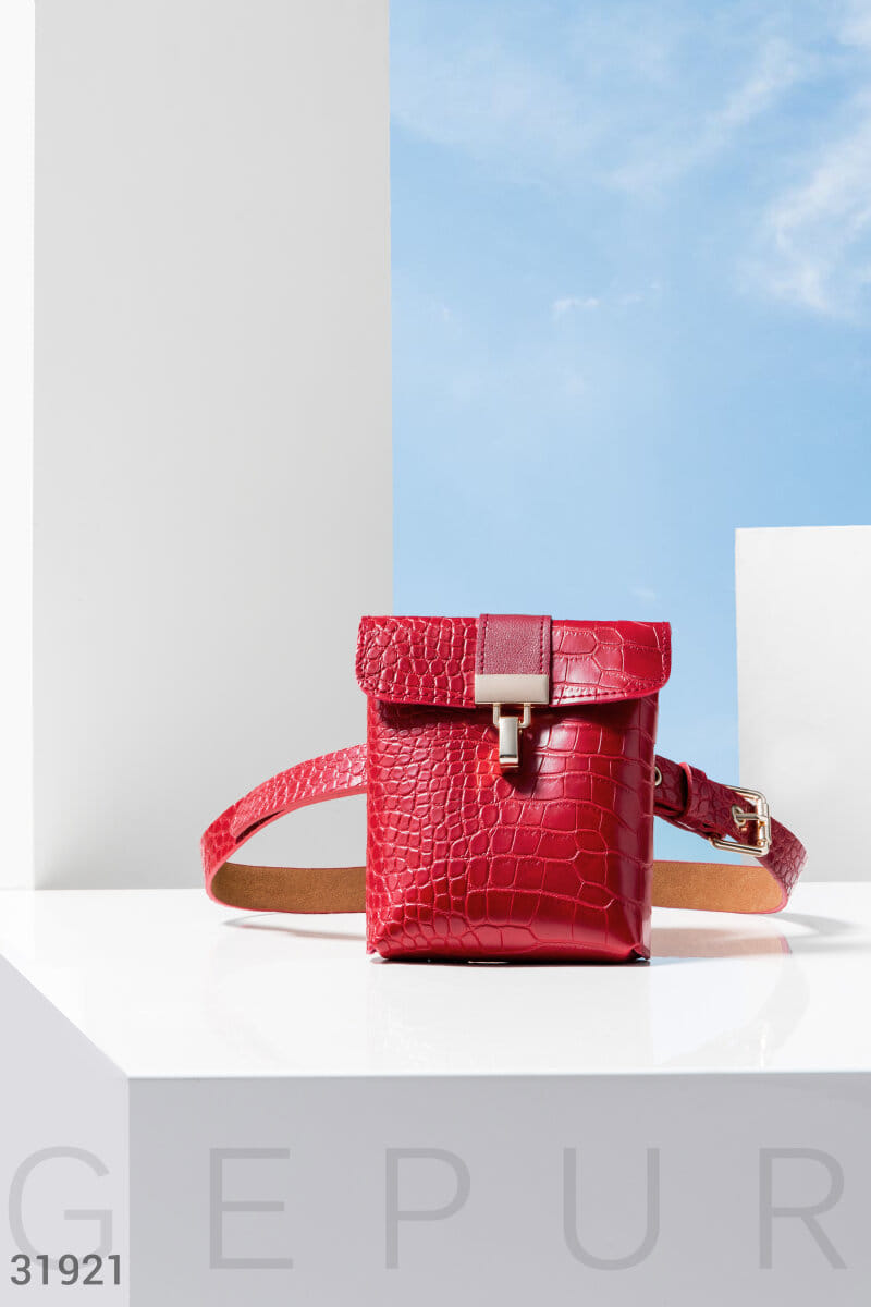 Яркая поясная сумка Leather trend