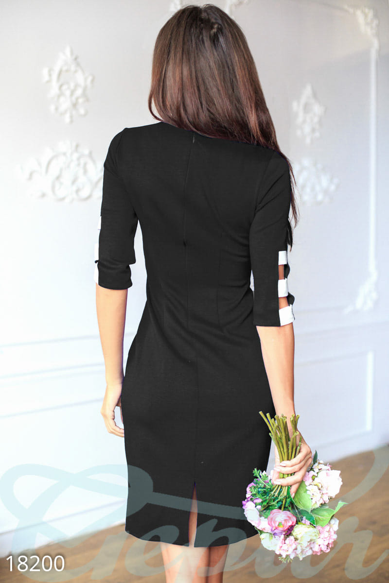 Платье с декольте Pure