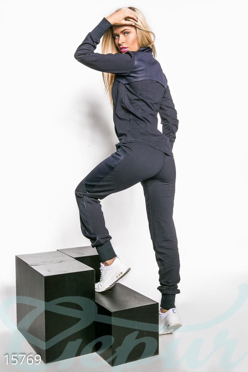 Лаконичный спортивный костюм Flashlight