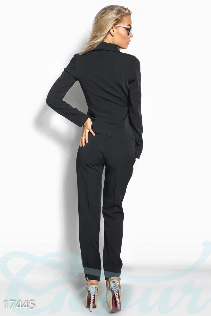 Строгий брючный костюм Office